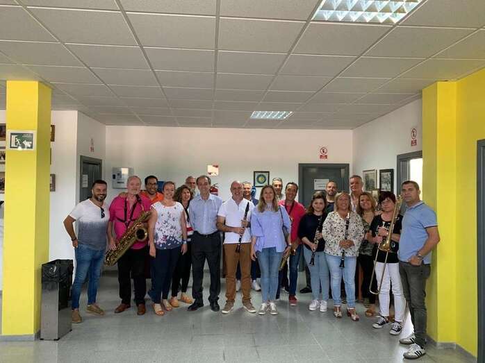 Sonsoles Martín y otros miembros de su candidatura, junto a los músicos de la Banda Municipal (Foto TA)